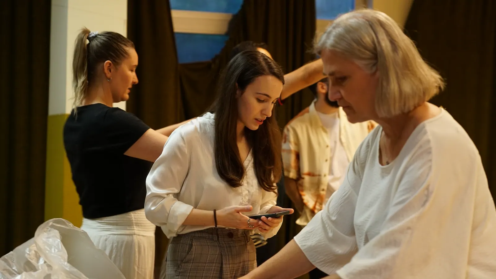 Backstage di una prova teatrale con allievi e insegnante