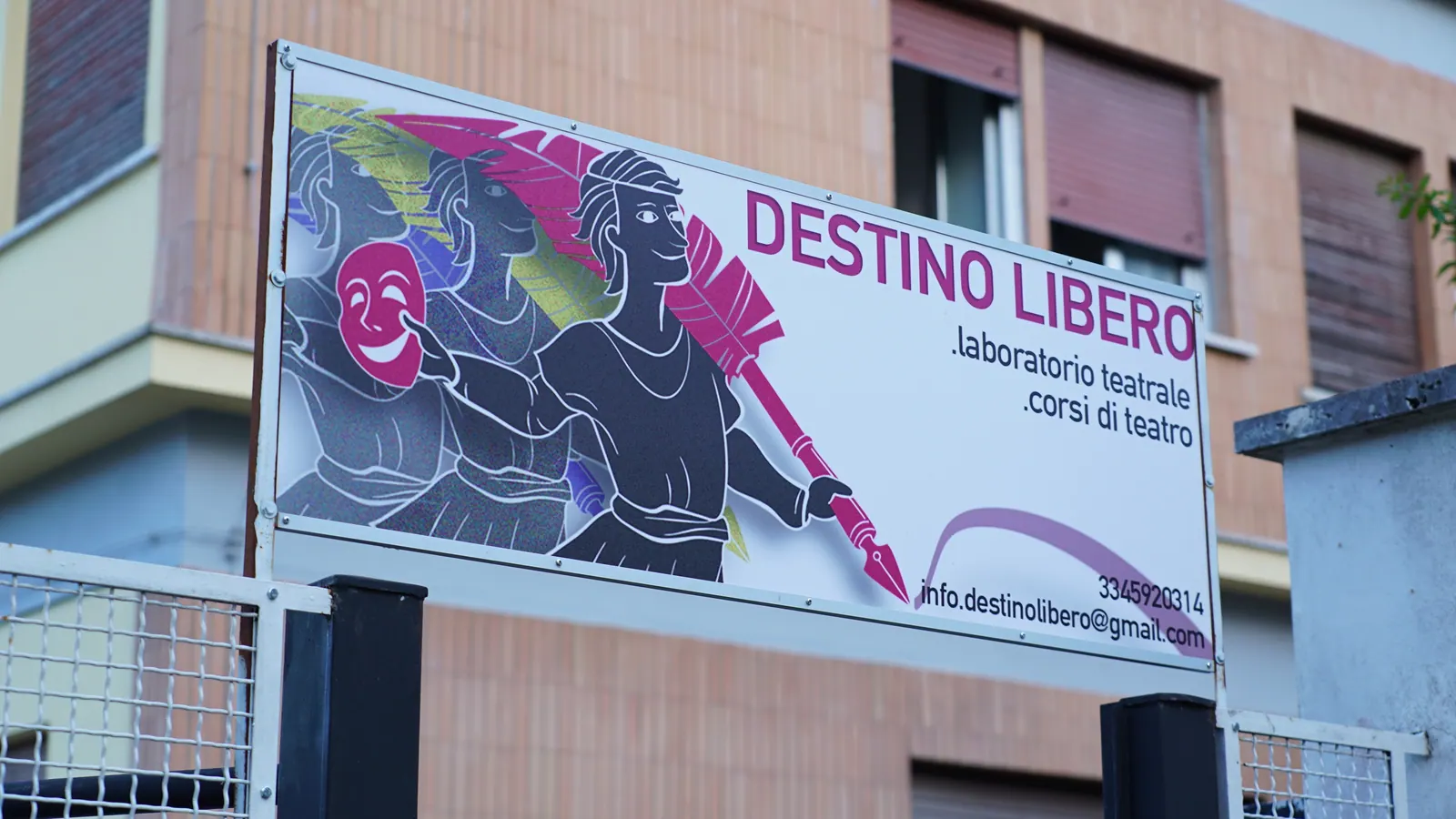Insegna esterna della scuola di teatro Destino Libero